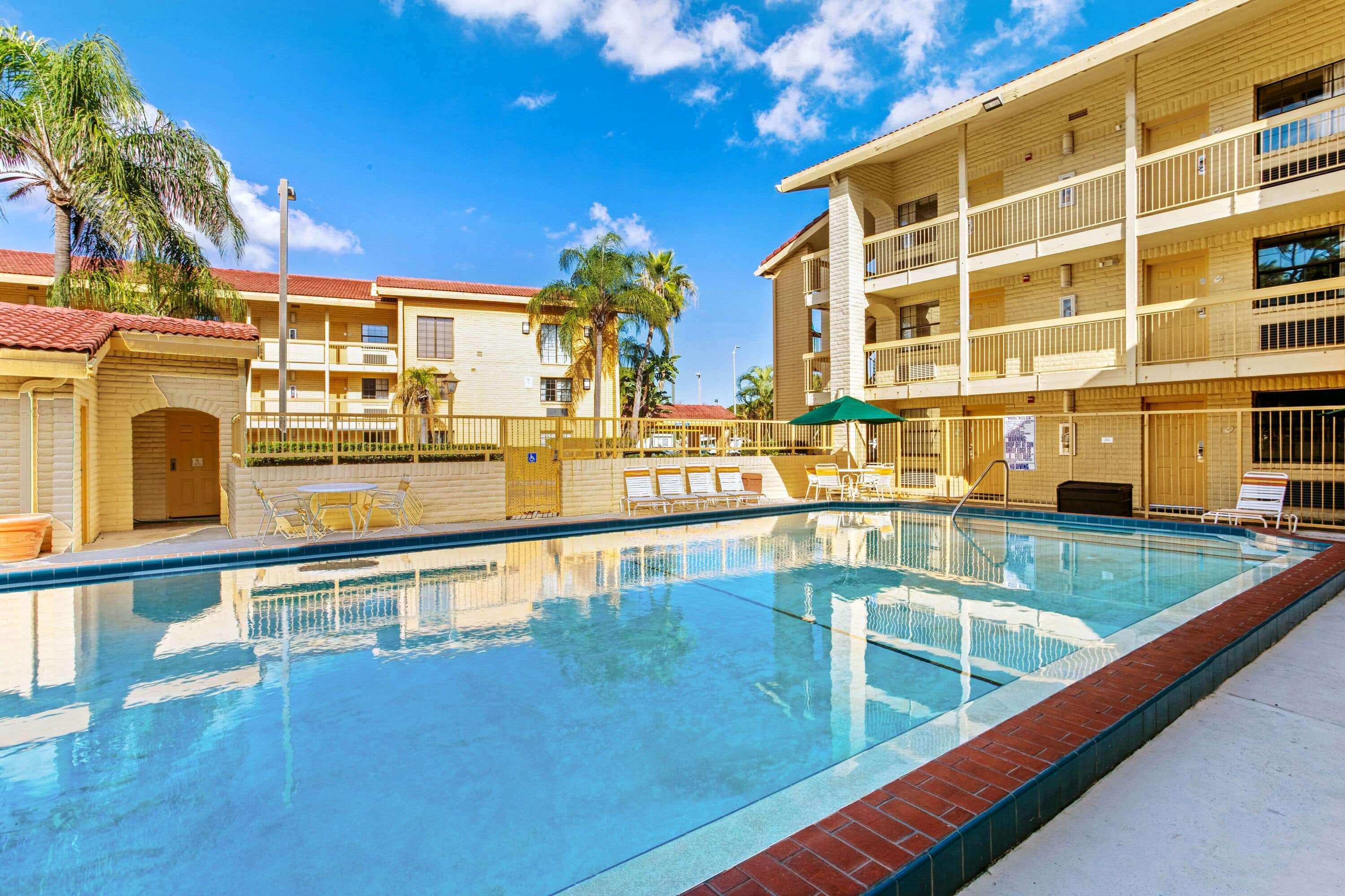 La Quinta Inn By Wyndham Tampa Bay Pinellas Park Clearwater Exterior photo